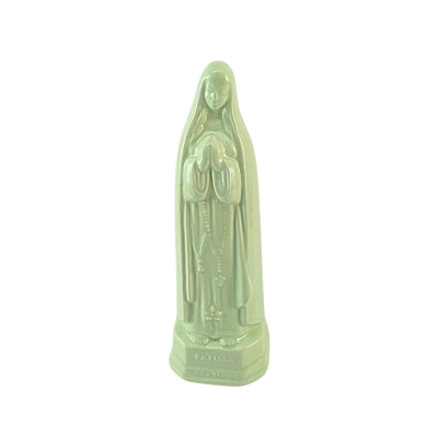 Estatueta cerâmica verde da Virgem Maria com terço e mãos em oração