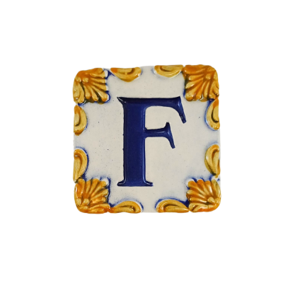 Azulejo decorativo com letra F em cerâmica