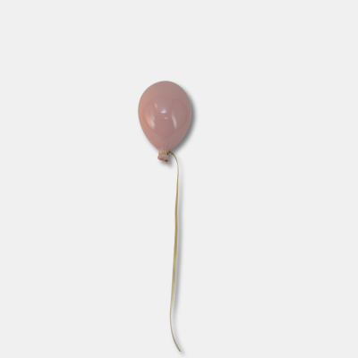 Balão rosa com cordão branco sobre fundo branco