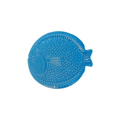 Prato azul em forma de peixe com textura de escamas