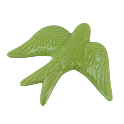 Pássaro decorativo de cerâmica verde com asas abertas