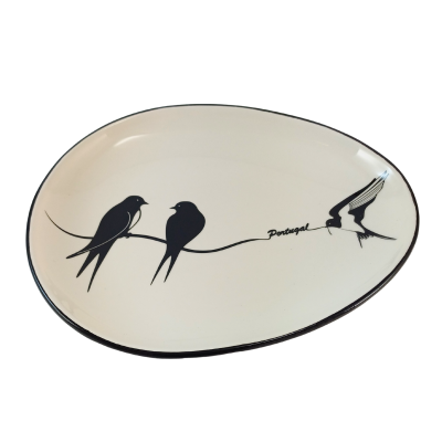 Prato oval branco com desenhos pretos de andorinhas e texto 'Portugal'