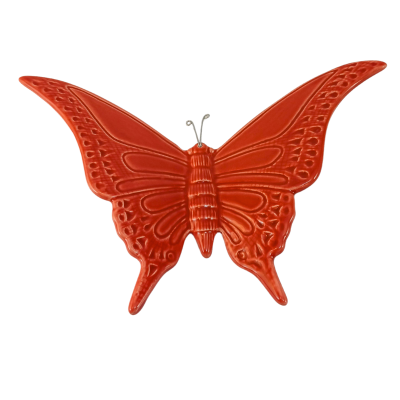 Borboleta decorativa vermelha em cerâmica com detalhes texturizados
