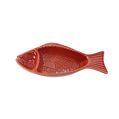 prato cerâmico vermelho em forma de peixe com detalhes texturizados