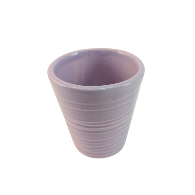 Vaso de cerâmica lilás com textura listrada
