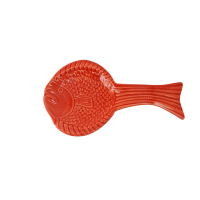 Prato cerâmico vermelho em forma de peixe com relevo, sobre fundo branco