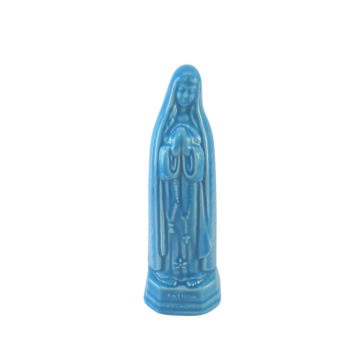 Estátua azul da Virgem Maria em cerâmica com terço, base hexagonal, inscrição FATIMA