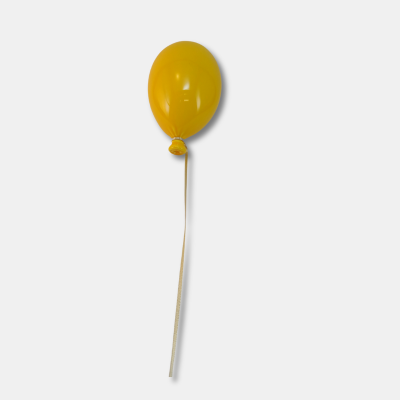 Balão amarelo de látex com fita amarela em fundo branco