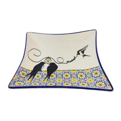 Prato quadrado em cerâmica com padrão de azulejos e desenhos de andorinhas