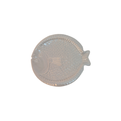 Prato de cerâmica cinzento em forma de peixe com textura em relevo