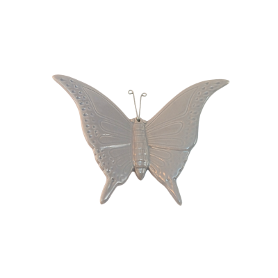 Borboleta decorativa branca em cerâmica com relevo