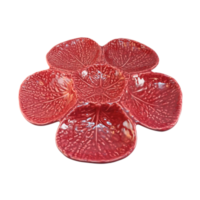 Prato de cerâmica vermelho com cinco divisórias em forma de pétalas de flor