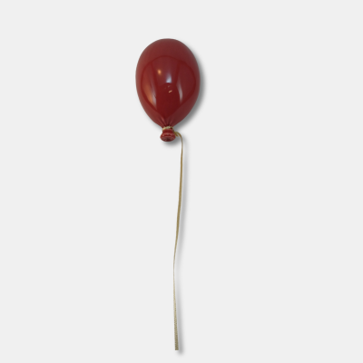 Balão vermelho com cordão branco isolado em fundo cinza