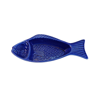 Prato cerâmico azul em forma de peixe com textura e detalhes em relevo