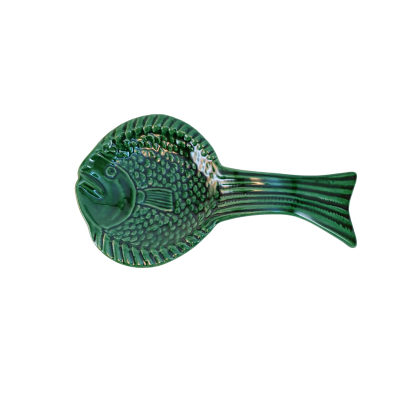 Prato cerâmico verde em forma de peixe com textura de escamas