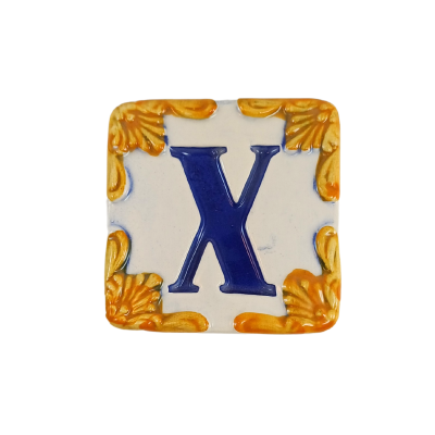 Azulejo cerâmico quadrado com a letra X azul e bordas amarelas decorativas