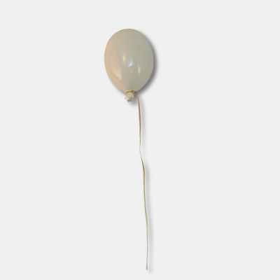 Balão cinzento claro suspenso por fio branco