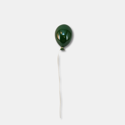 Balão verde escuro com cordão branco sobre fundo branco
