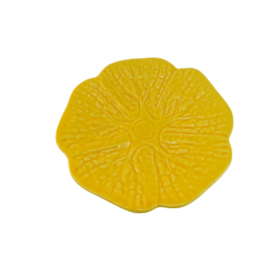Prato amarelo em cerâmica em forma de flor com textura