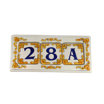Placa decorativa de cerâmica branca com números e letra 2, 8, A em azul e moldura floral dourada