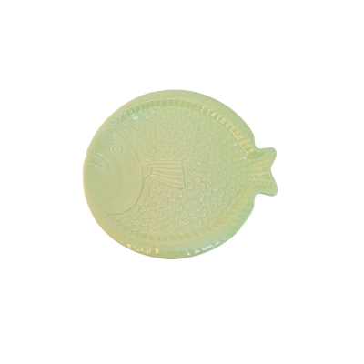 Prato verde em forma de peixe com textura de escamas