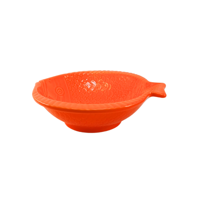 Tigela laranja de cerâmica em forma de peixe com textura de escamas.