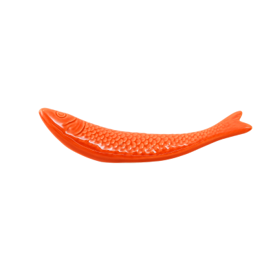 Peixe decorativo de cerâmica laranja com textura de escamas
