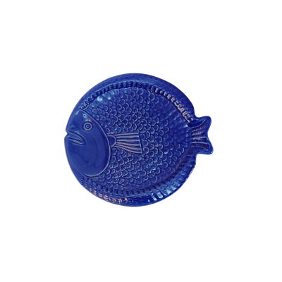 Prato decorativo azul em forma de peixe em cerâmica