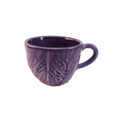 Caneca roxa em cerâmica com textura de folhas