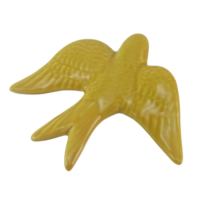 Pássaro decorativo amarelo com asas abertas e textura de penas