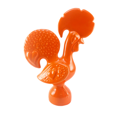 Figura decorativa de galo em cerâmica laranja com texturas em relevo