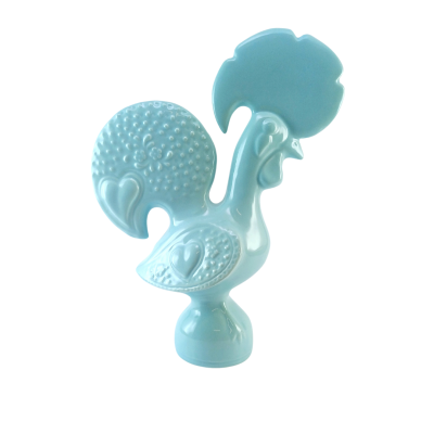 Escultura decorativa azul em forma de galo com textura de corações