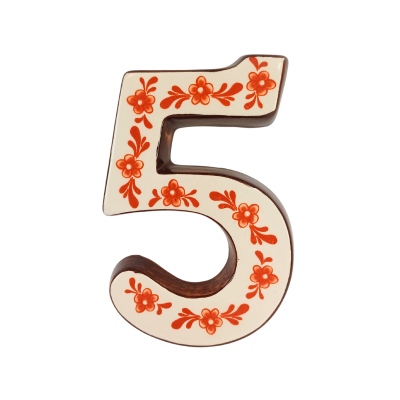 Número 5 decorativo em cerâmica com flores laranja