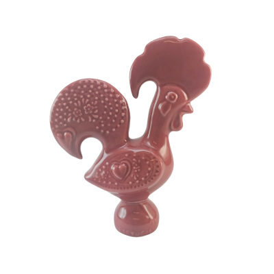 Figura decorativa em cerâmica castanha em forma de galo com detalhes texturizados e corações