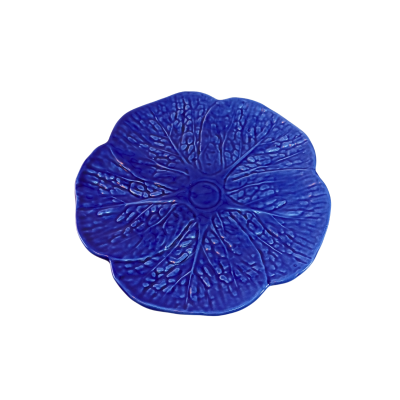 Prato decorativo azul em forma de flor com textura detalhada