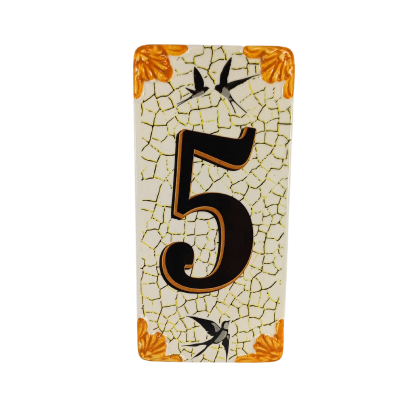 Placa cerâmica decorativa com o número 5 e ilustrações de andorinhas