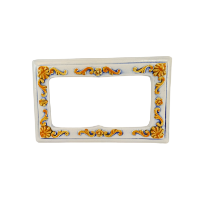 Moldura cerâmica retangular decorativa branca com detalhes amarelos e azuis