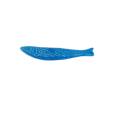 Figurinha decorativa de peixe azul com manchas brancas sobre fundo branco