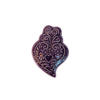Produto em cerâmica castanha com padrão floral e coração esculpido