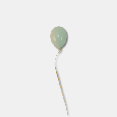 Balão verde claro com fita branca