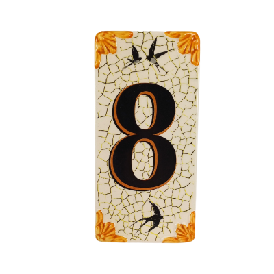 Placa cerâmica decorativa com número 8, fundo branco rachado e detalhes amarelos e pretos.