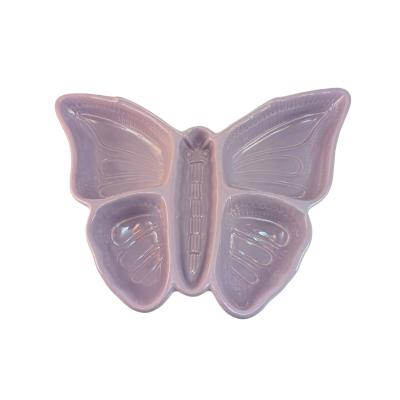 Prato lilás em forma de borboleta com detalhes texturizados