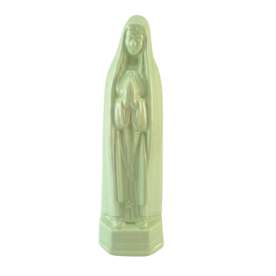 Estátua verde clara de Nossa Senhora de Fátima em cerâmica