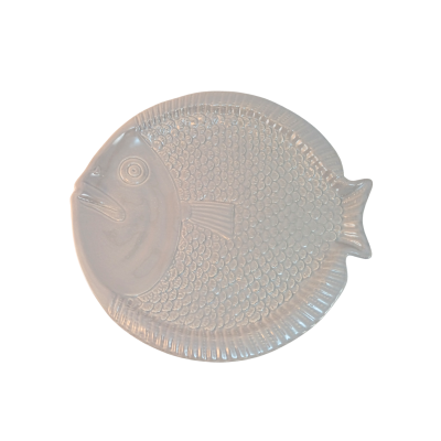 Prato de vidro transparente em forma de peixe com textura escamosa