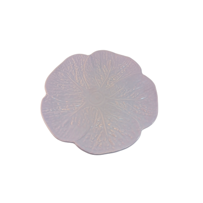 Prato decorativo lilás em forma de flor com textura delicada