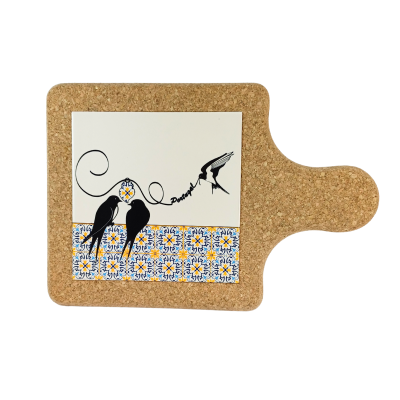Tábua de cortar com azulejo decorativo e cortiça