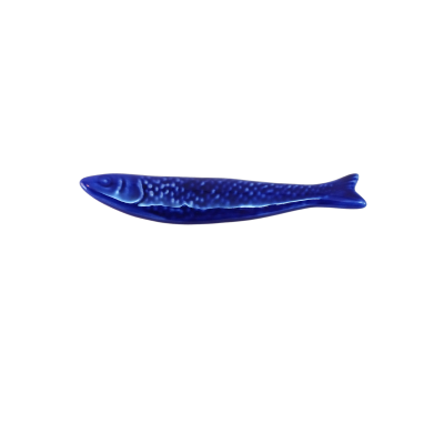 Objeto decorativo azul em forma de peixe com textura de escamas