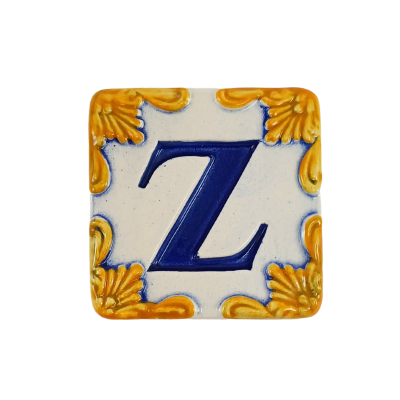Azulejo quadrado em cerâmica com letra Z em azul e ornamentos amarelos nos cantos