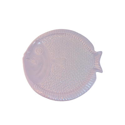 Prato de cerâmica rosa em forma de peixe com textura de escamas