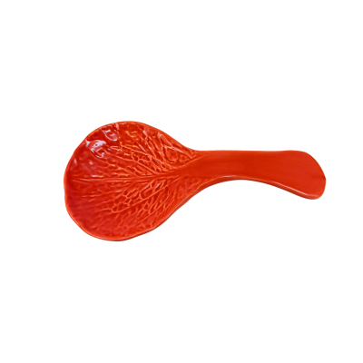 Colher de cerâmica laranja com textura de folhas